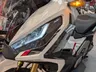 Detalle frontal de una moto Honda X-ADV blanca