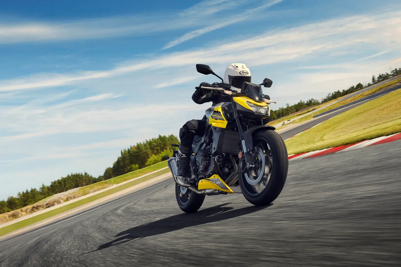 Moto Honda CB750 Hornet amarilla y negra con piloto en circuito
