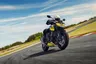 Moto Honda CB750 Hornet amarilla y negra con piloto en circuito