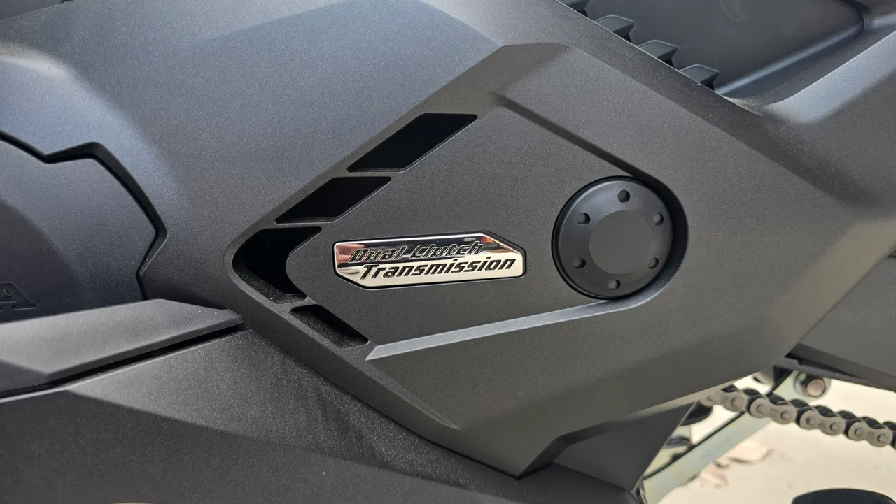 Detalle de la transmisión de doble embrague de una Honda Forza 750