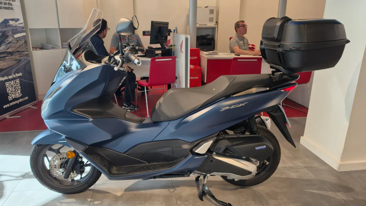 Scooter Honda PCX 125 azul oscuro con baúl trasero