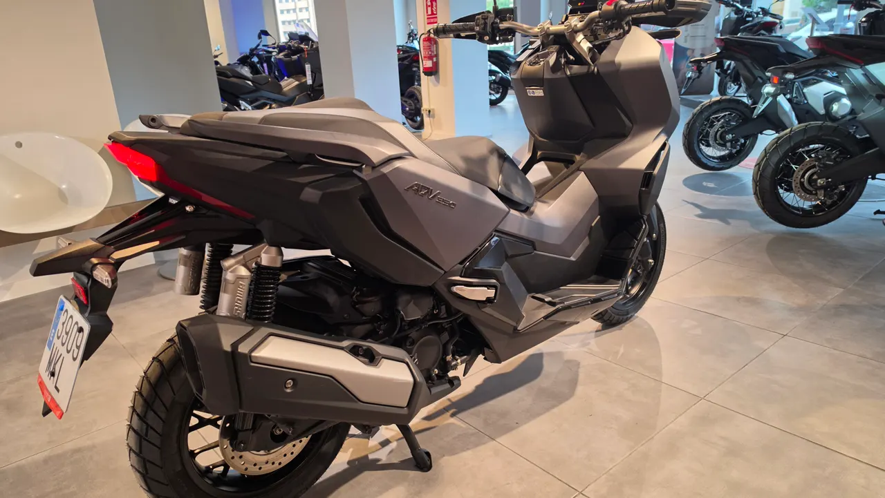Honda ADV350 gris oscuro vista trasera