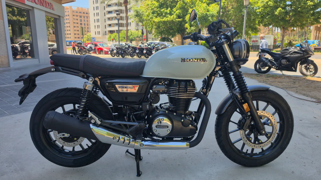 Honda GB350S Azul Puco Blue de perfil