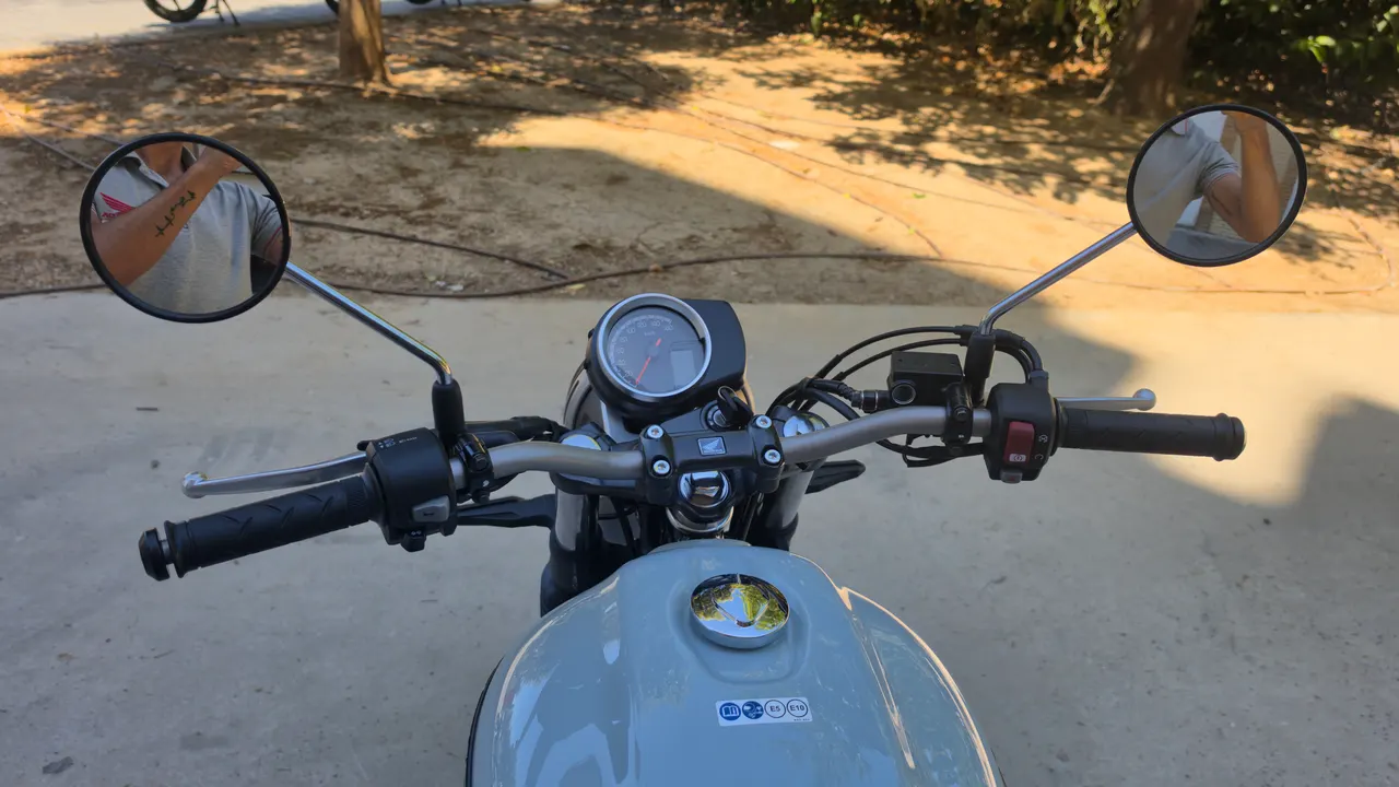 Manillar de una moto Honda GB350S de color azul puco blue