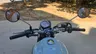 Manillar de una moto Honda GB350S de color azul puco blue