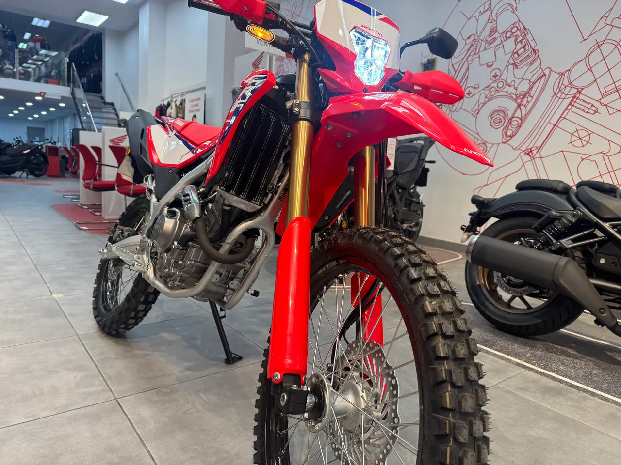 Honda CRF300L roja en exposición
