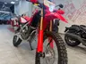 Honda CRF300L roja en exposición