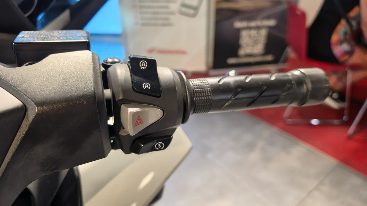 Detalle del manillar de una Honda Forza 125 con controles