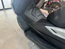Lateral de scooter Honda Forza 125 blanco con detalles en negro