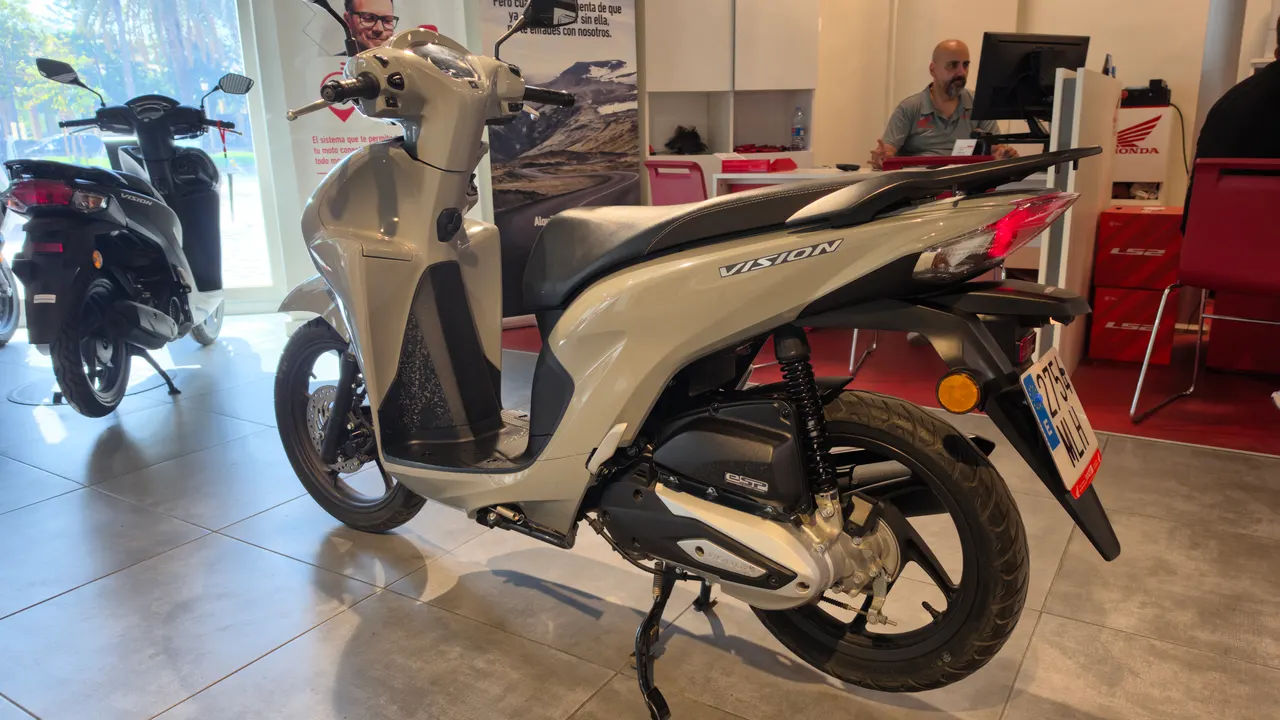 Scooter Honda Vision 110 color plata