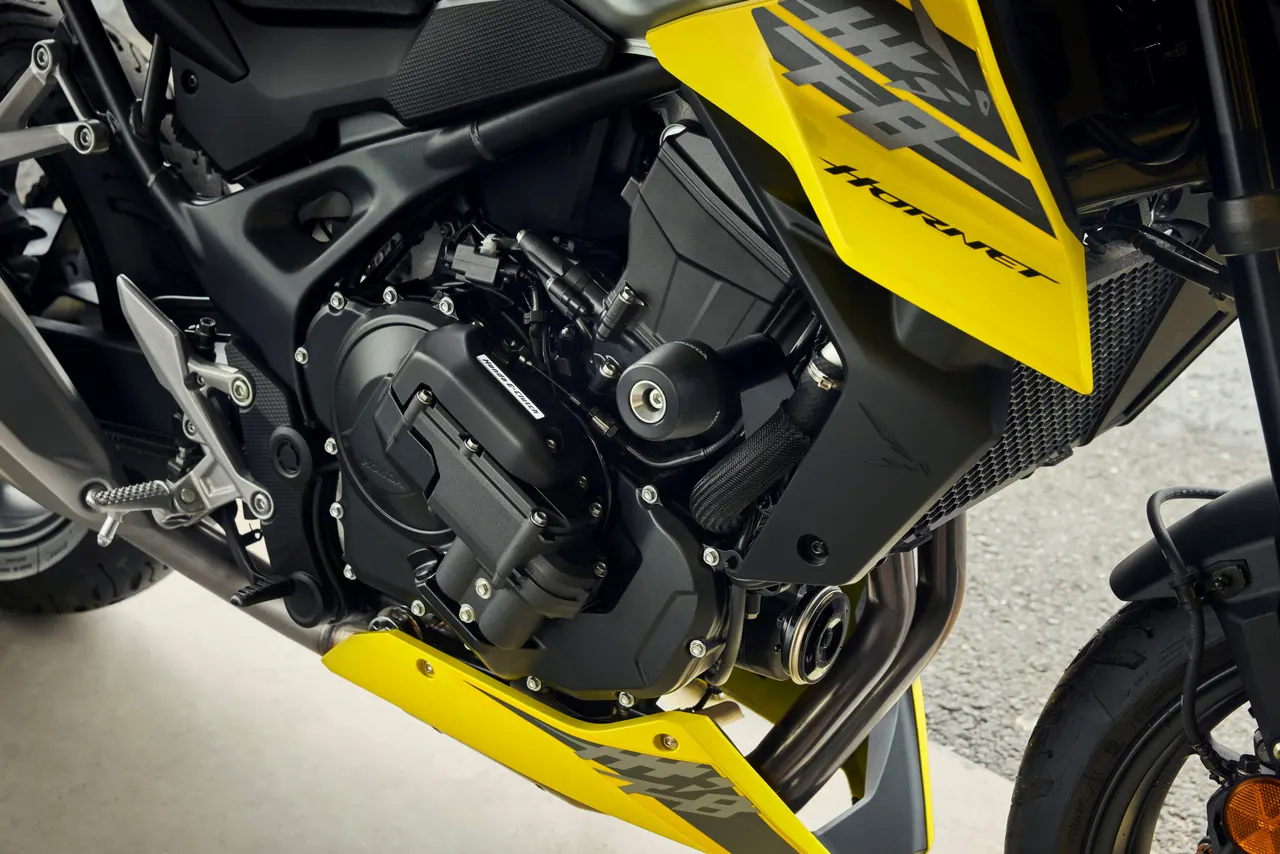 Motor y carenado amarillo de Honda CB750 Hornet