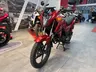 Honda CB125F roja en concesionario