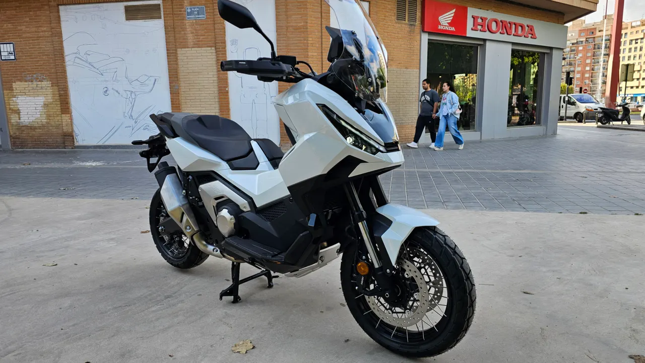 Honda X-ADV blanca aparcada en la calle