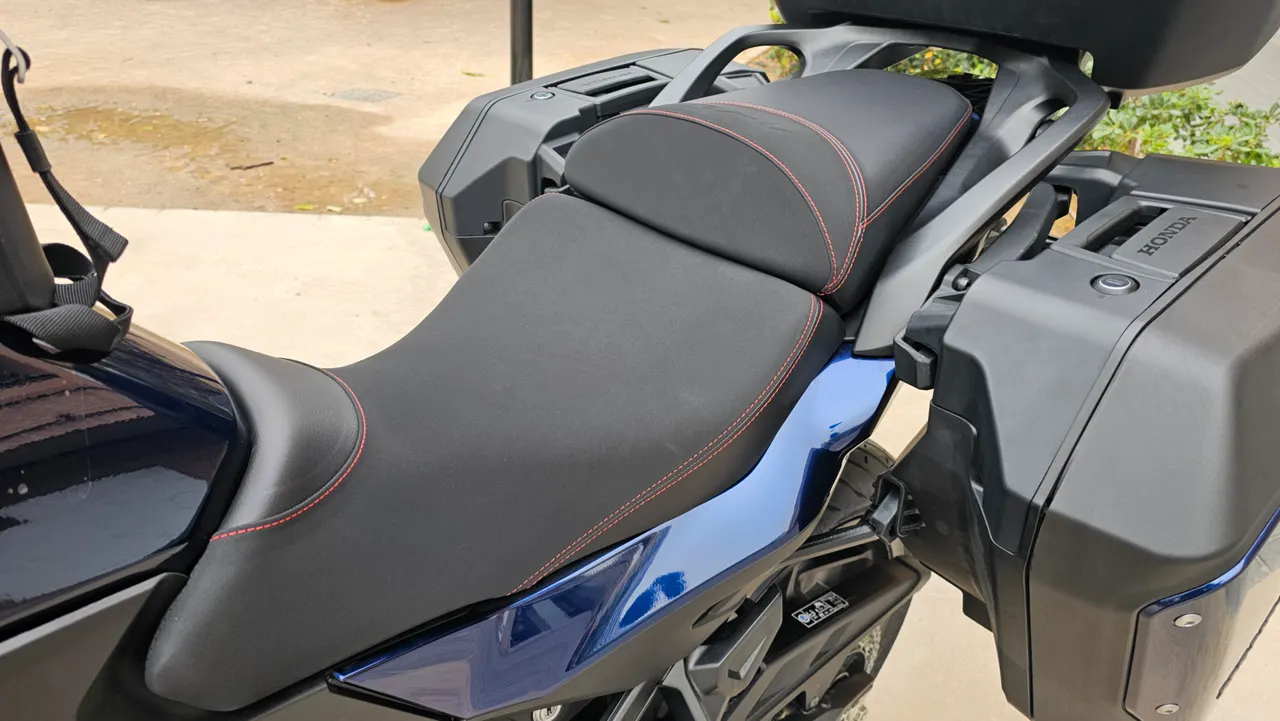 Asiento negro con costuras rojas y maletas laterales de la Honda NT1100 azul