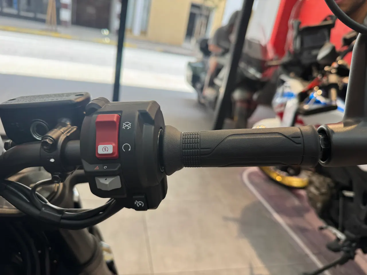 Detalle del manillar de una moto Honda WN7 en color negro graphite