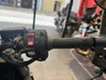 Detalle del manillar de una moto Honda WN7 en color negro graphite