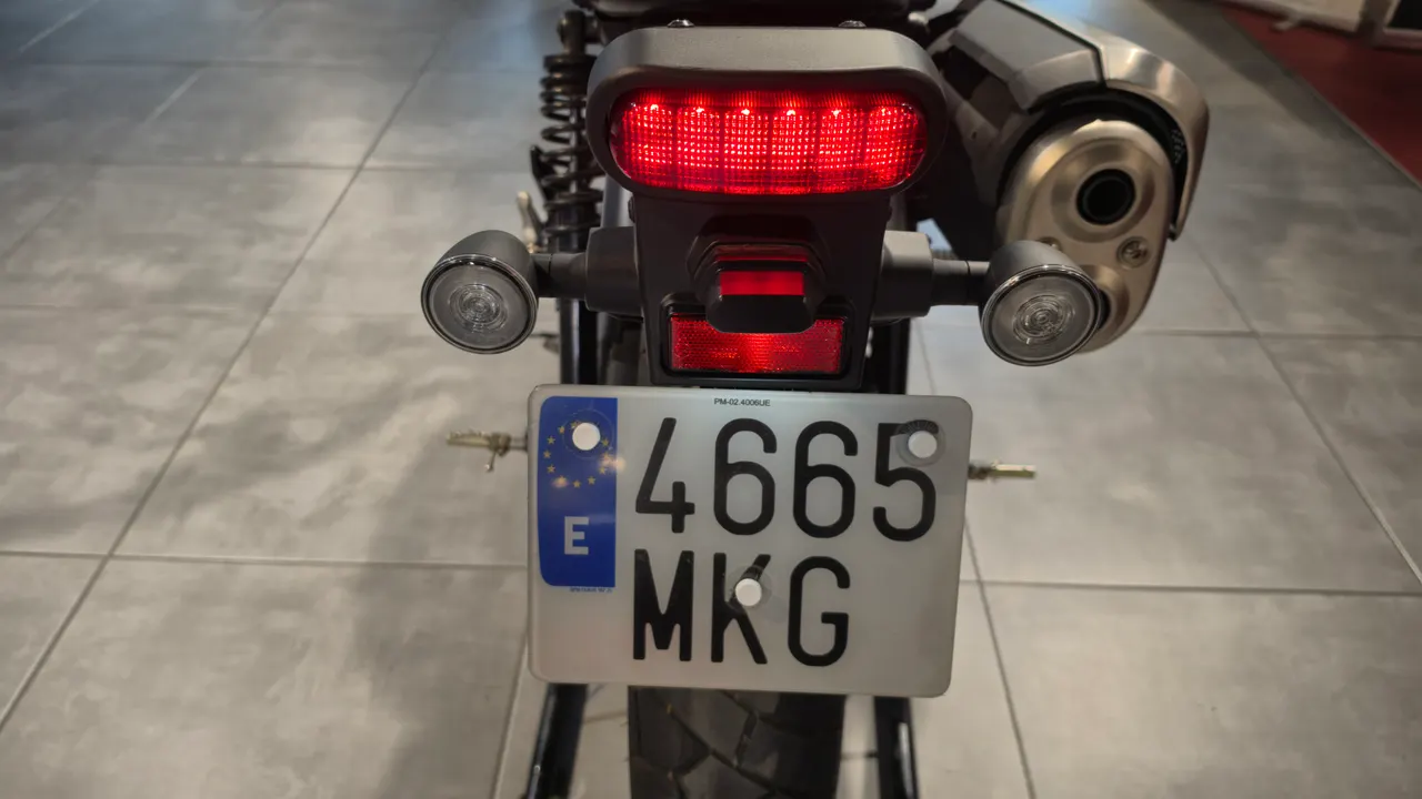 Vista trasera de una moto Honda CL500 con matrícula española
