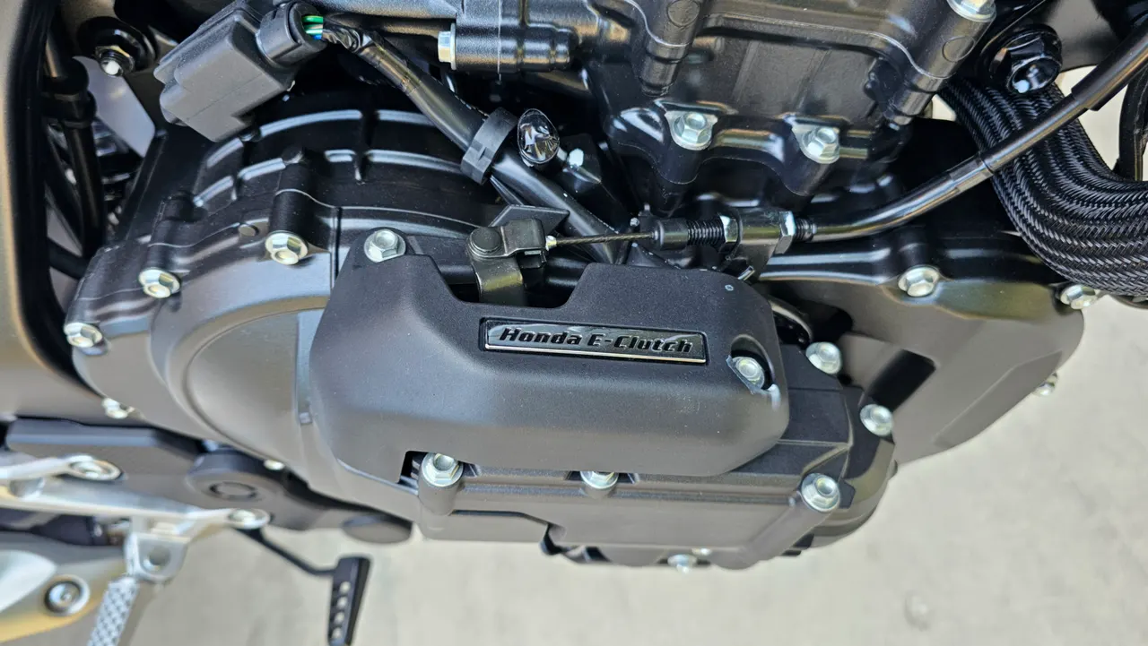 Motor Honda CB750 Hornet con sistema E-Clutch
