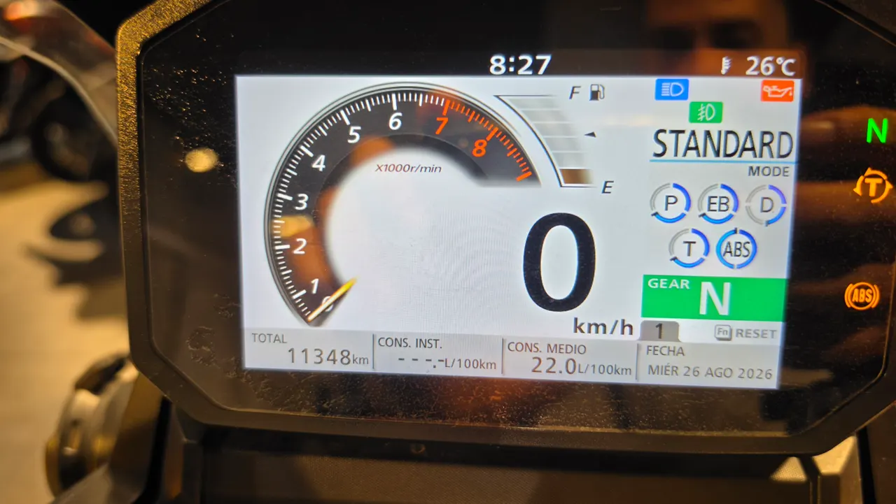 Pantalla digital del cuadro de instrumentos de una moto Honda X-adv