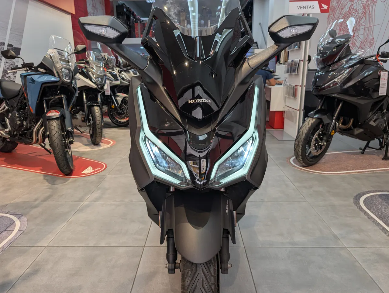 Frontal de scooter Honda Forza negra en concesionario