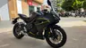 Honda CBR 650R negra con detalles amarillos aparcada frente a concesionario Honda