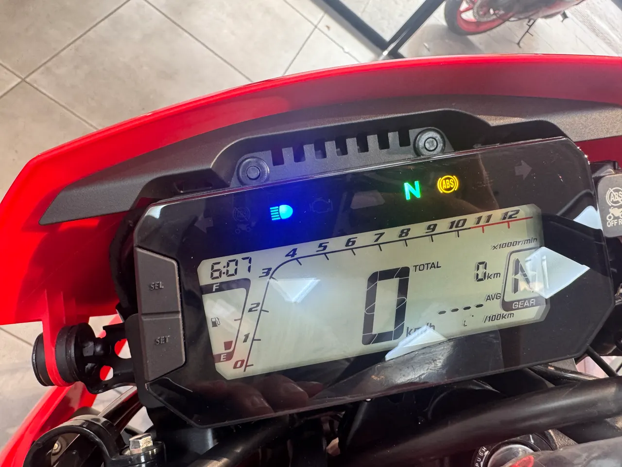 Panel digital de moto Honda CRF300L con 0 km, marcha neutral y ABS encendido.