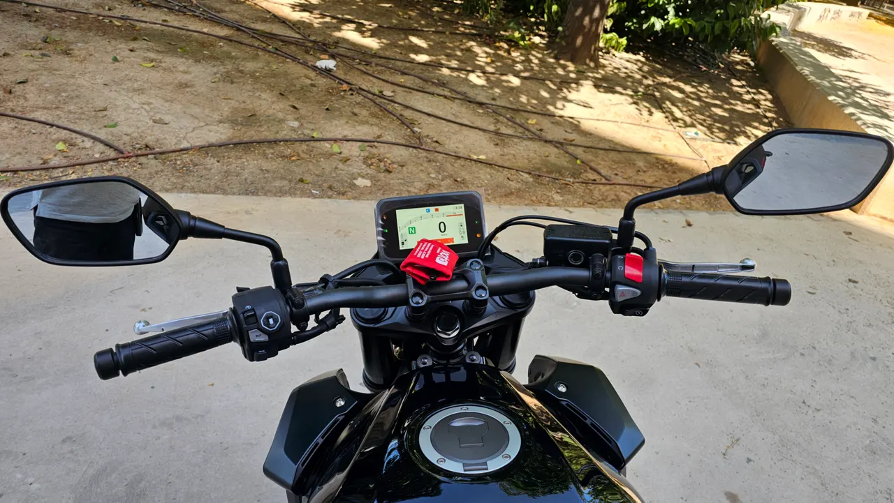 Manillar, cuadro de instrumentos y depósito de la Honda Hornet 500 negra