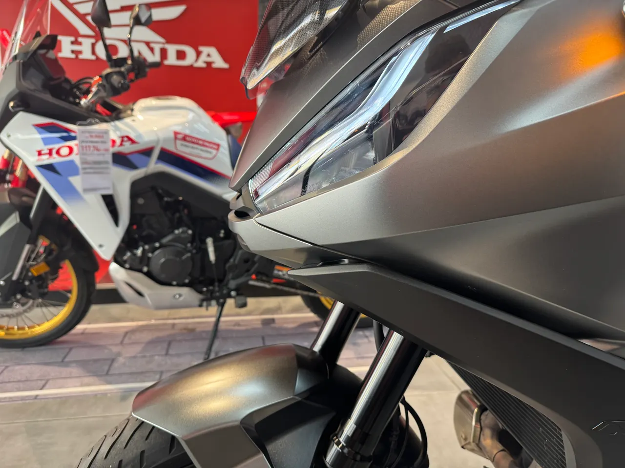 Detalle frontal de una moto Honda de aventura en color gris mate