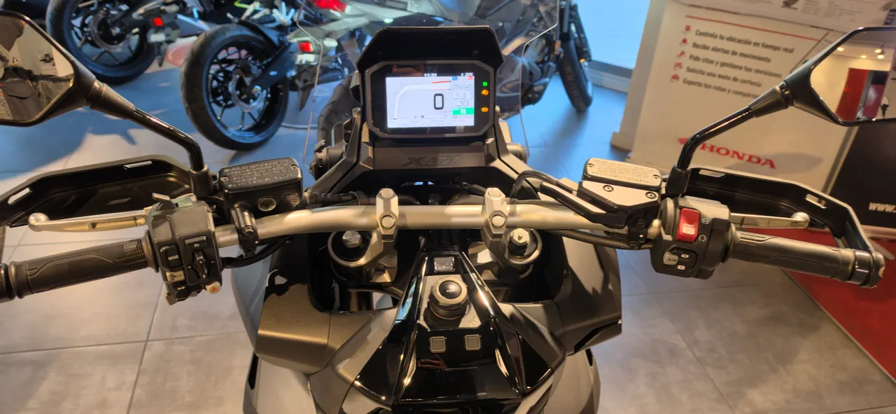 Panel de control de una moto Honda con pantalla digital