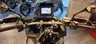 Panel de control de una moto Honda con pantalla digital