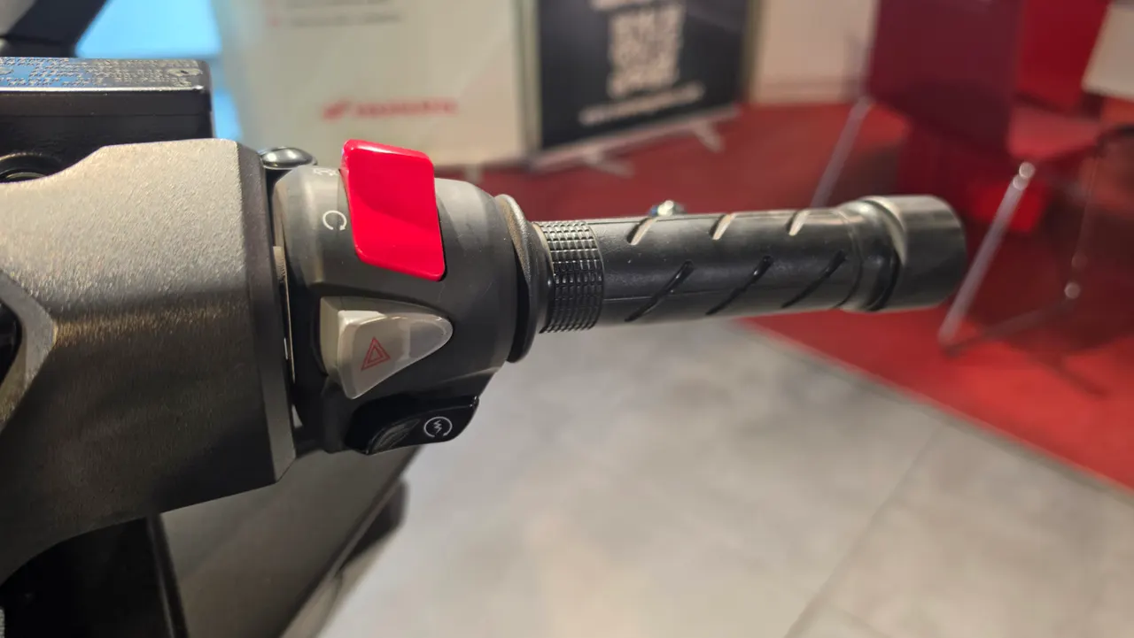 Detalle del manillar de una Honda Forza 350 con botones