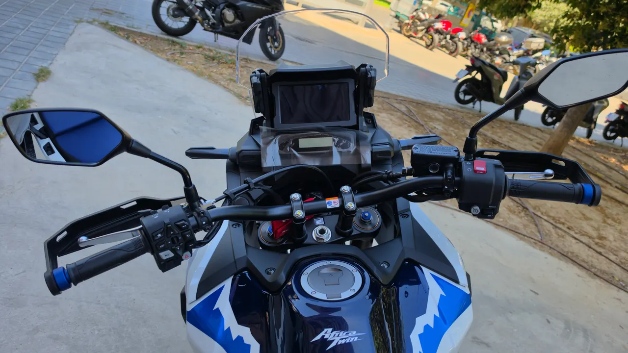 Vista superior de la Honda Africa Twin CRF1100L blanca y azul