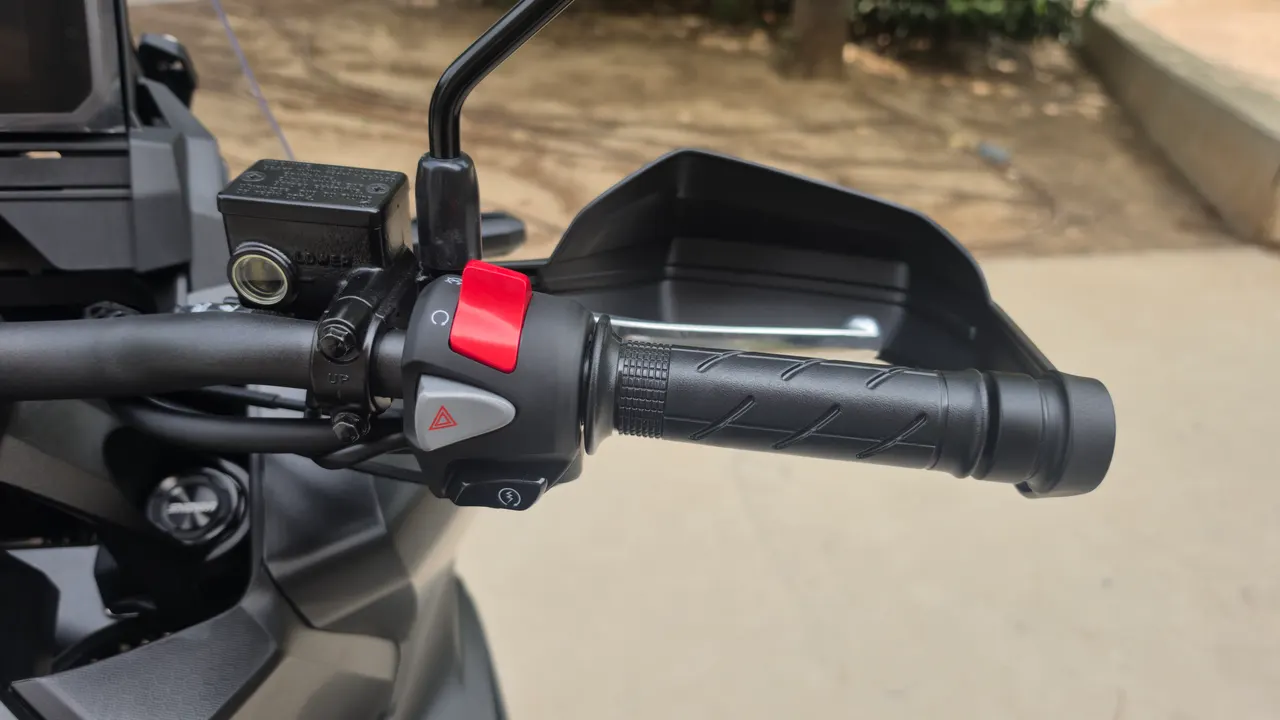 Detalle del manillar de una moto Honda ADV 350 en color negro