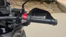 Detalle del manillar de una moto Honda ADV 350 en color negro