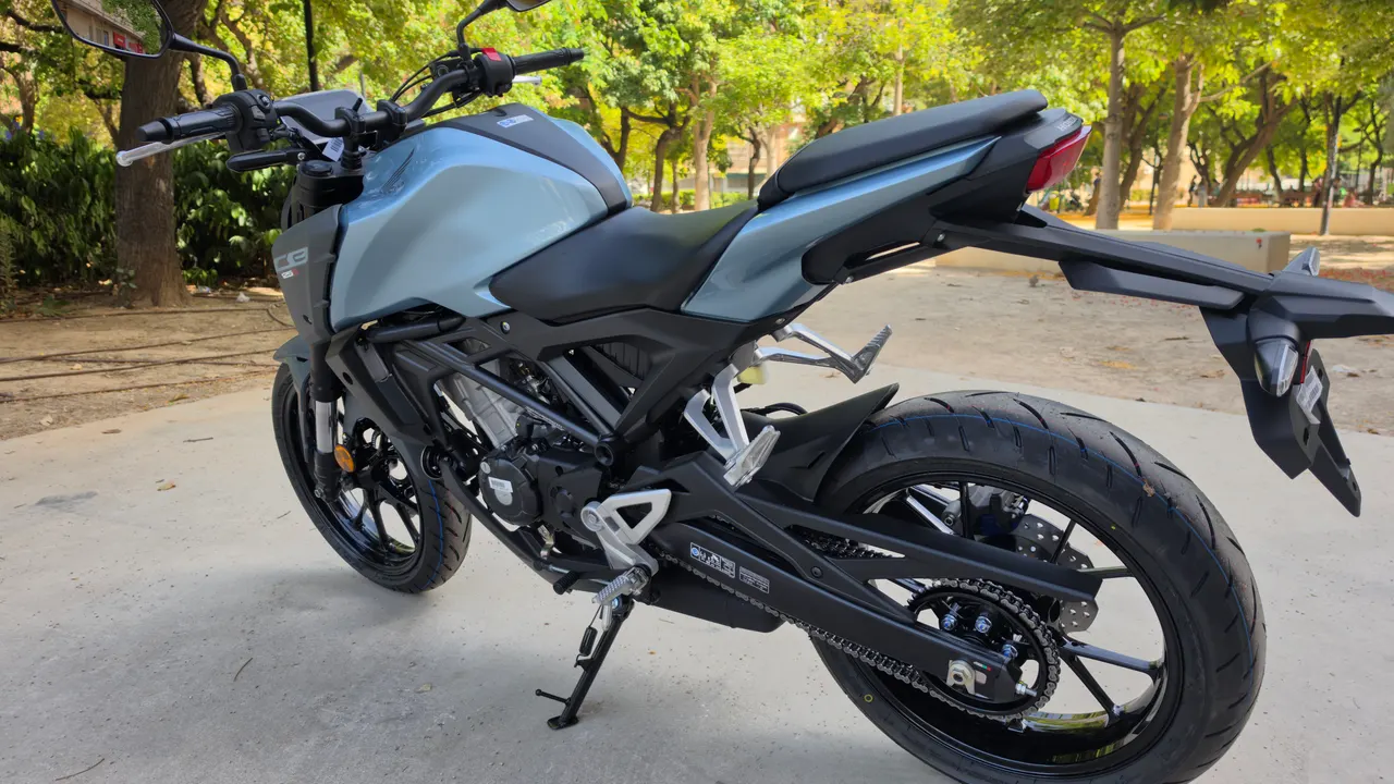 Honda CB125R azul zefiro metalizado estacionada