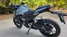 Honda CB125R azul zefiro metalizado estacionada