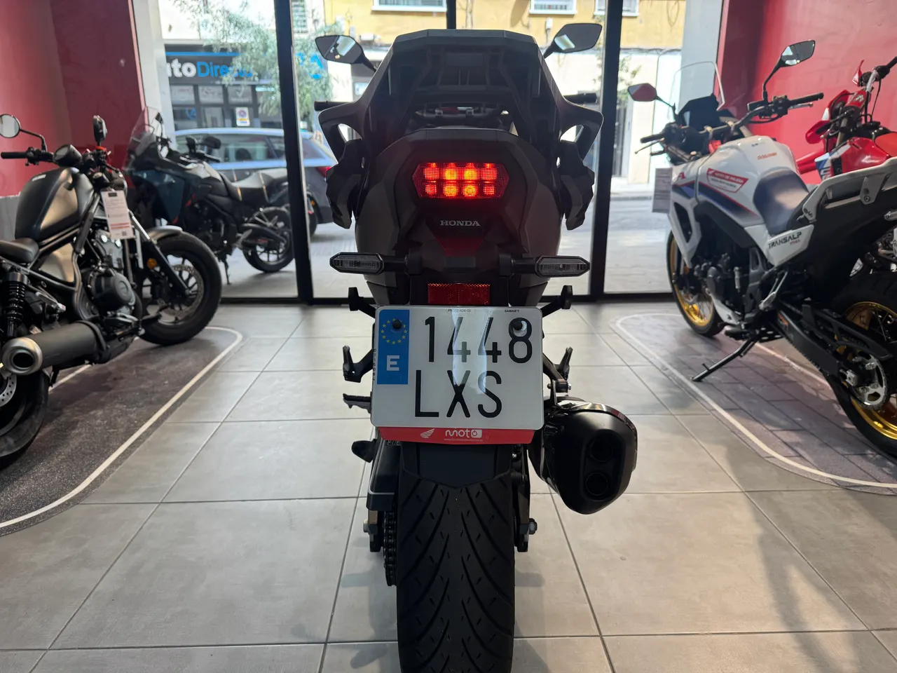 Vista trasera de una moto Honda CB500X en un concesionario.