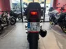 Vista trasera de una moto Honda CB500X en un concesionario.