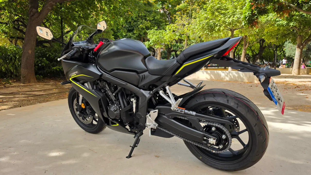 Honda CBR 650R negra mate NH-436 conel caballete lateral