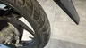 Detalle de la rueda trasera de una moto Honda Vision 110