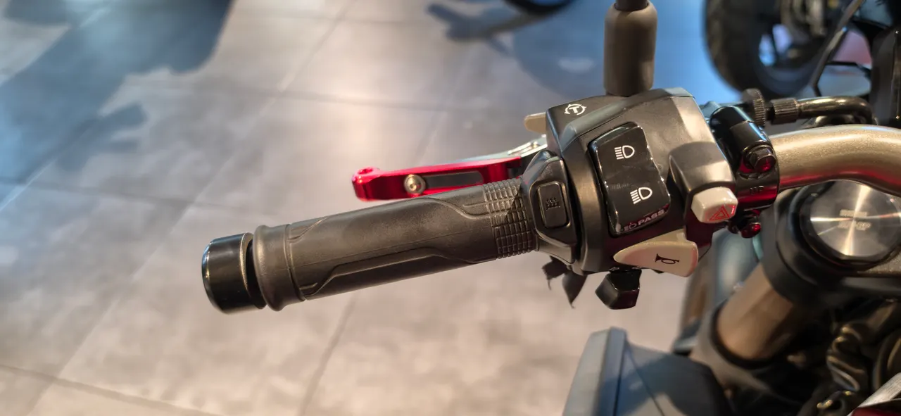 Detalle del manillar de una moto Honda CB650R