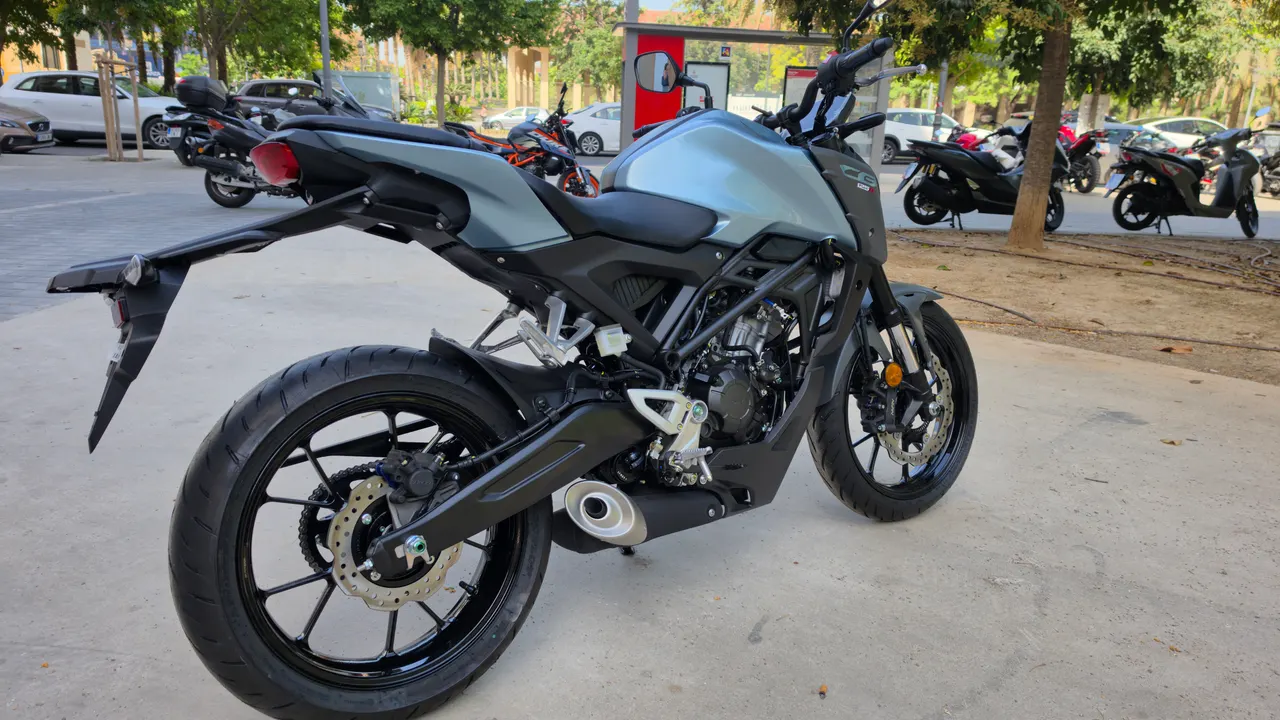 Honda CB125R azul zefiro metalizado aparcada