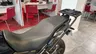 Asiento y portamaletas de una Honda NX500 en un concesionario