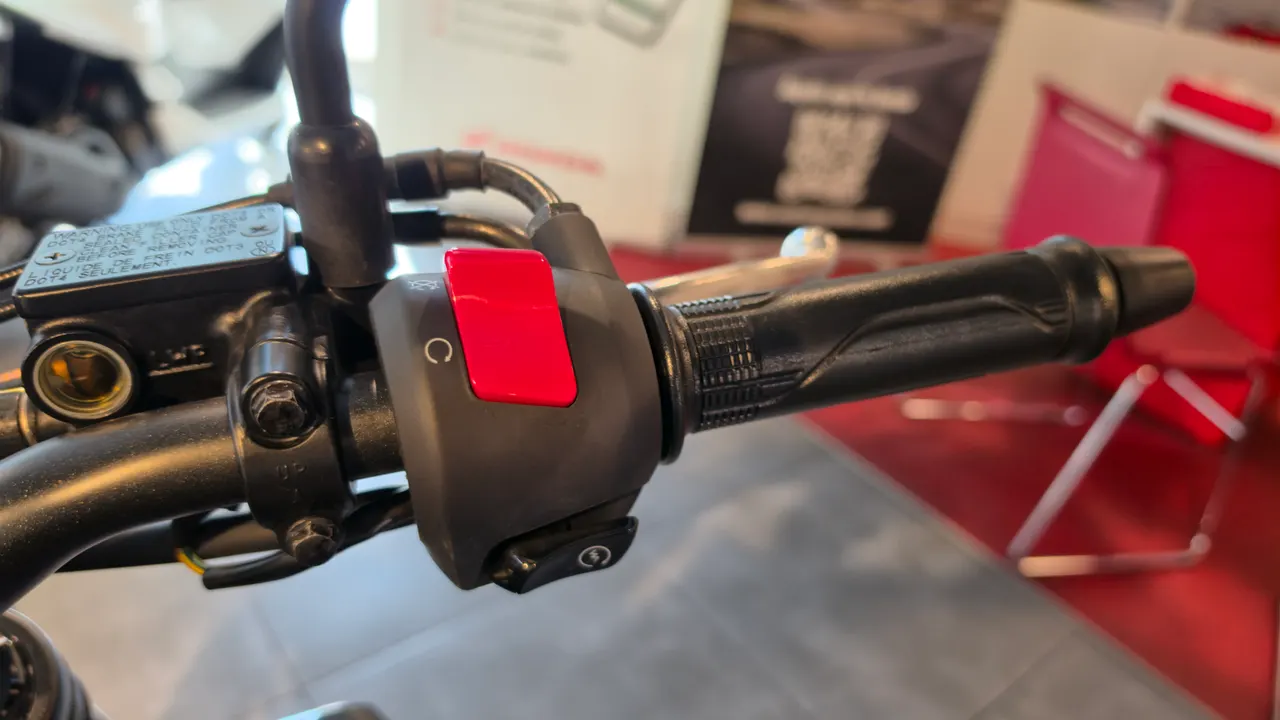 Detalle del manillar de una Honda CB125R Ocasion con puño y mandos