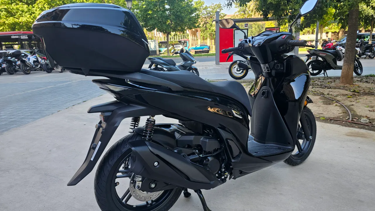 Honda SH350i negra con baúl trasero