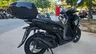 Honda SH350i negra con baúl trasero