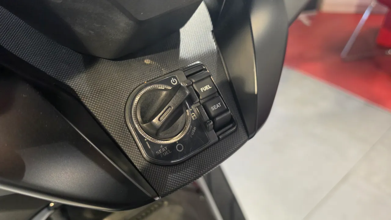 Cerradura de encendido y botones de control de la Honda Forza 350
