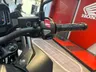 Manillar izquierdo de la moto Honda NX500 E-Clutch con controles y depósito de freno