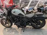 Honda CMX1100 Rebel Special Edition gris con llantas bronce en exposición