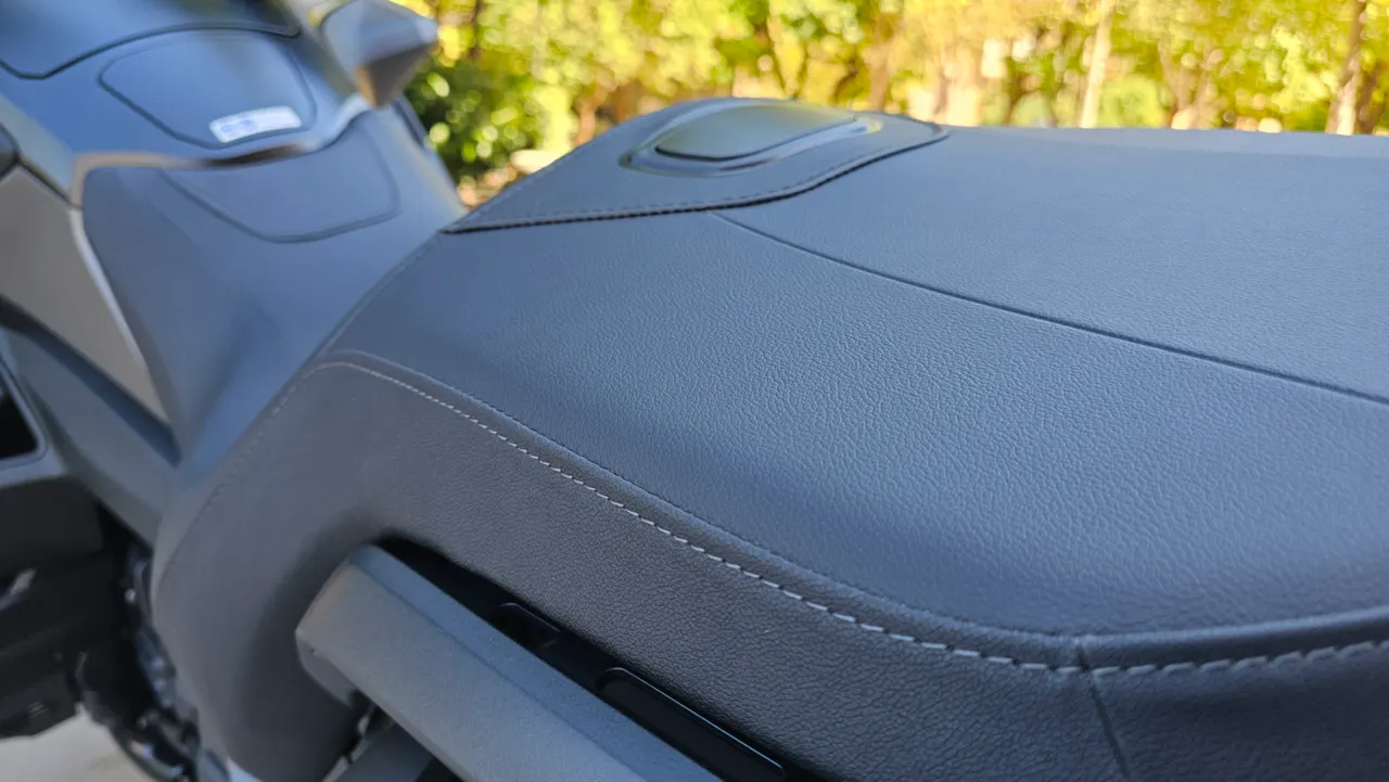 Asiento de cuero oscuro de Honda GL1800 Gold Wing DCT con costuras claras